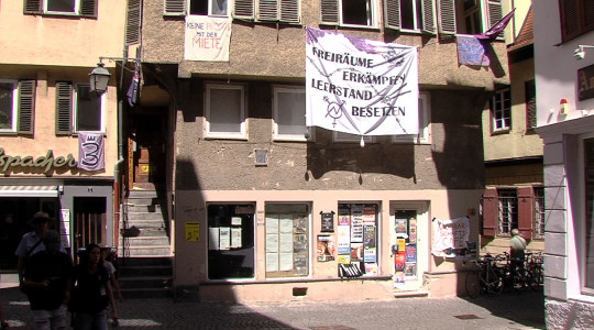 Besetztes Haus in der Kronenstra&szlig;e | Bildquelle: RTF.1