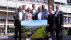 Die Projektbeteiligten halten vor dem Landratsamt ein Bild der Zollern-Alb-Bahn hoch | Bildquelle: RTF.1