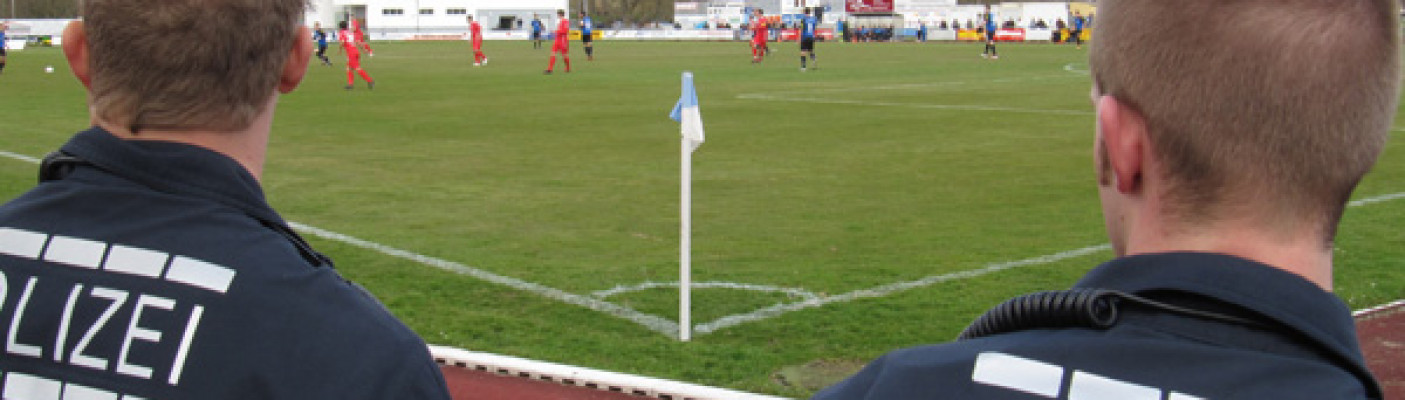Polizei bei Fu&szlig;ballspiel | Bildquelle: pixelio.de - SCHAU.MEDIA