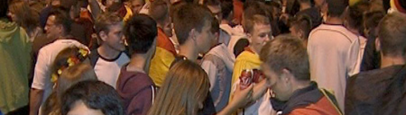 Feierende Fans nach WM-Titelgewinn | Bildquelle: RTF.1