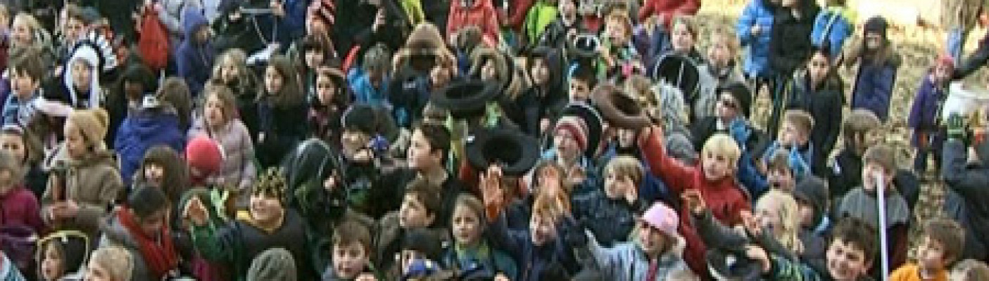 Fasnet: Kinder st&uuml;rmen Rathaus T&uuml;bingen | Bildquelle: RTF.1