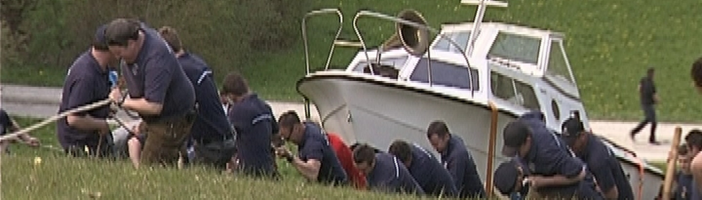 Boot wird &uuml;ber Berg gezogen | Bildquelle: RTF.1