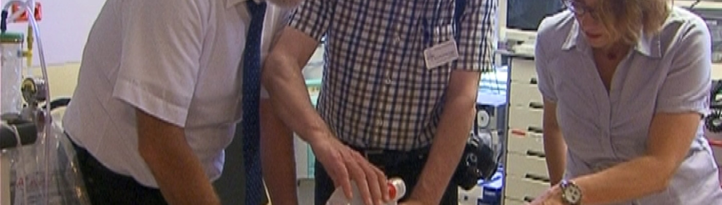 Beatmungs&uuml;bung an Kinderpuppe | Bildquelle: RTF.1