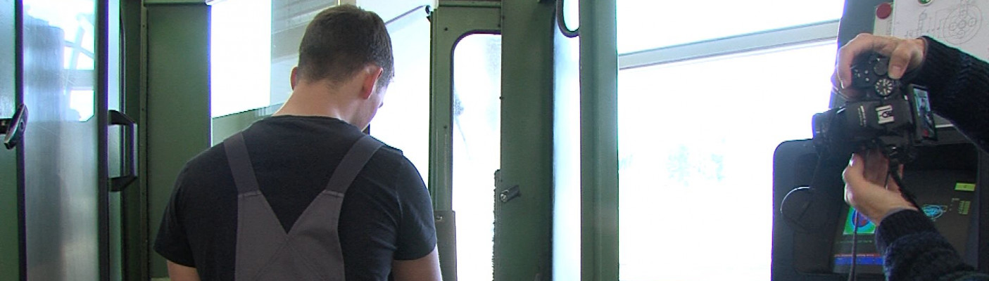 Lehrling an Maschine& Fotograf | Bildquelle: RTF.1