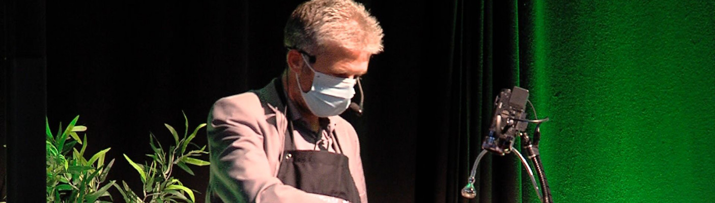 Boris kocht mit Maske  | Bildquelle: RTF.1