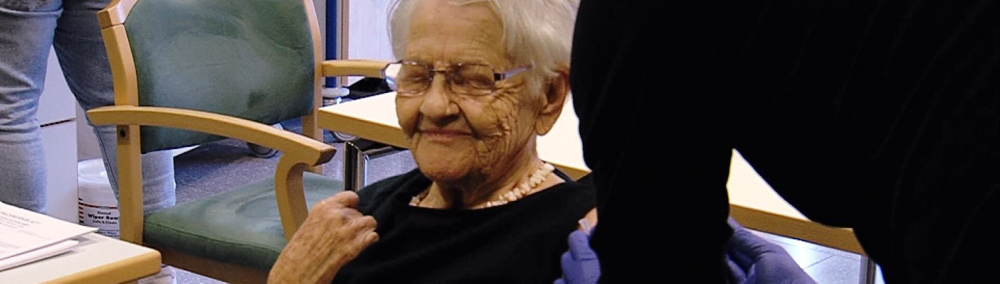 Marianne Moll erh&auml;lt erste Coronaimpfung in Reutlingen | Bildquelle: RTF.1