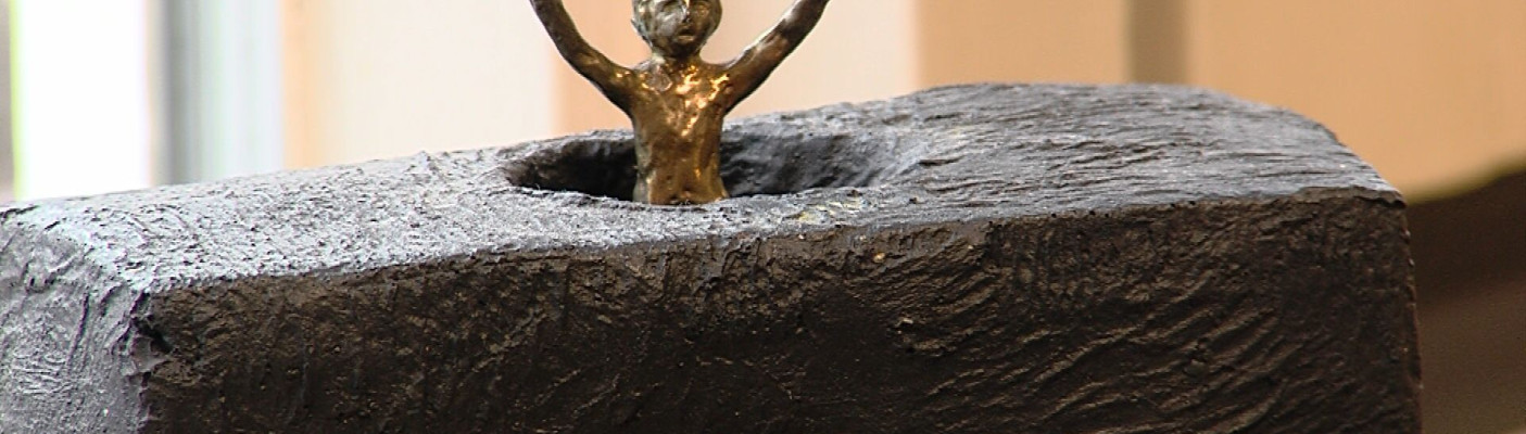 Figur mit erhobenen Armen | Bildquelle: RTF.1