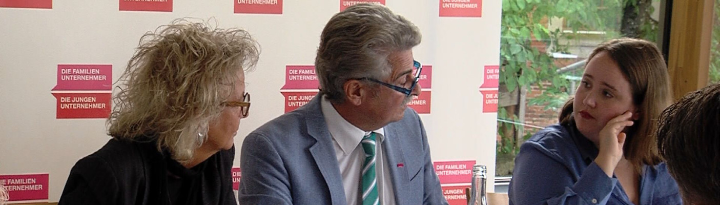 Politik und Wirtschaft im Dialog | Bildquelle: RTF.1
