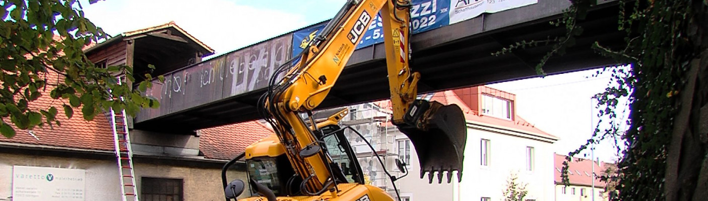Bagger bleibt an Fu&szlig;g&auml;ngerbr&uuml;cke h&auml;ngen | Bildquelle: RTF.1