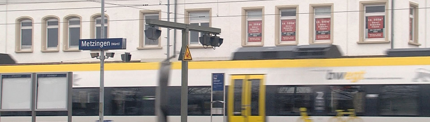 Zug am Bahnhof Metzingen | Bildquelle: RTF.1