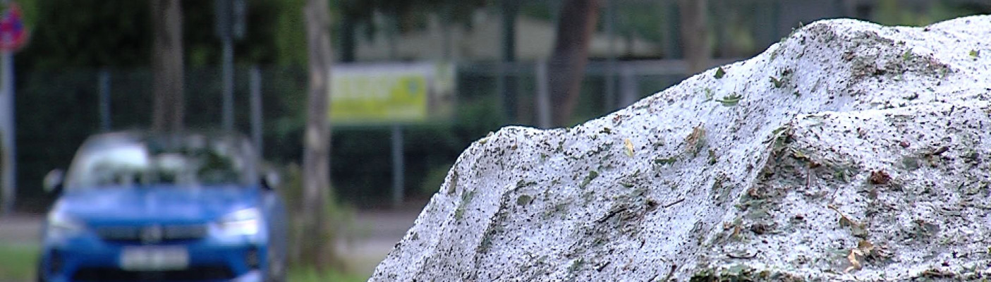 Hagelhaufen am Parkplatz Kreuzeiche | Bildquelle: RTF.1