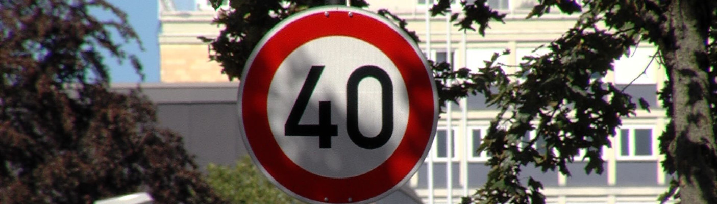 40er-Schild L&auml;rmschutz | Bildquelle: 40 km/h, Stra&szlig;enschild, Geschwindigkeitsbeschr&auml;nkung, Verkehr, Stra&szlig;e