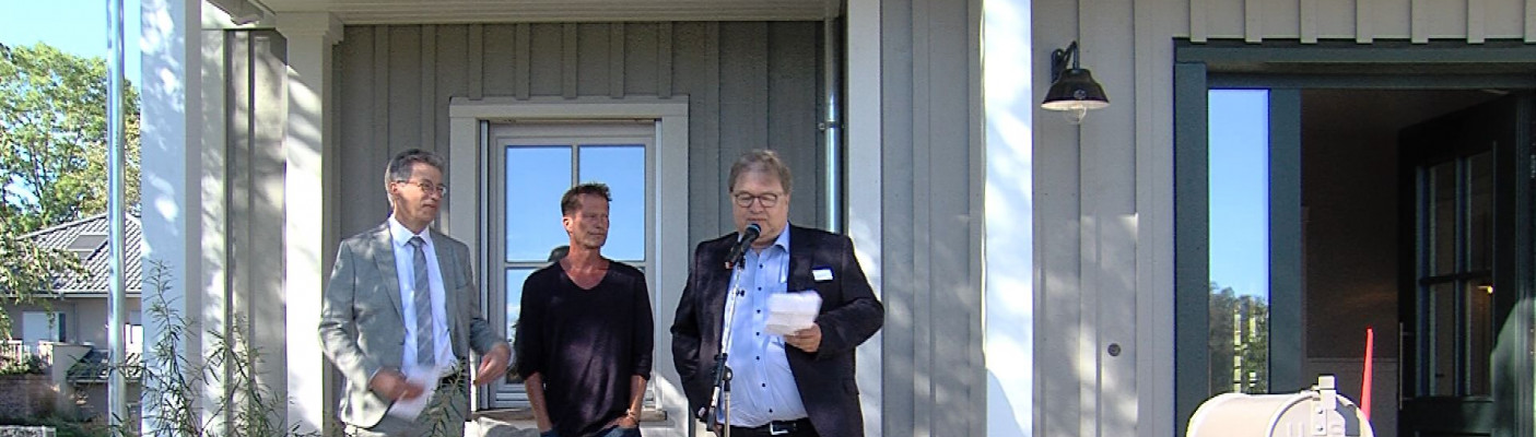 Johannes Schw&ouml;rer und Til Schweiger auf der Veranda des Barefoot Homes | Bildquelle: RTF.1