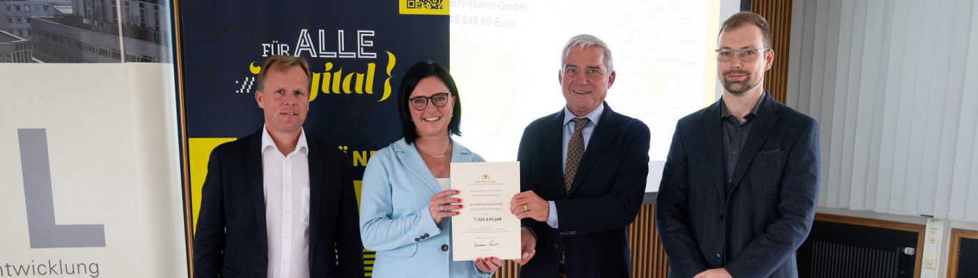 &Uuml;bergabe F&ouml;rderbescheid zum Breitbandausbau | Bildquelle: Innenministerium Baden-W&uuml;rttemberg