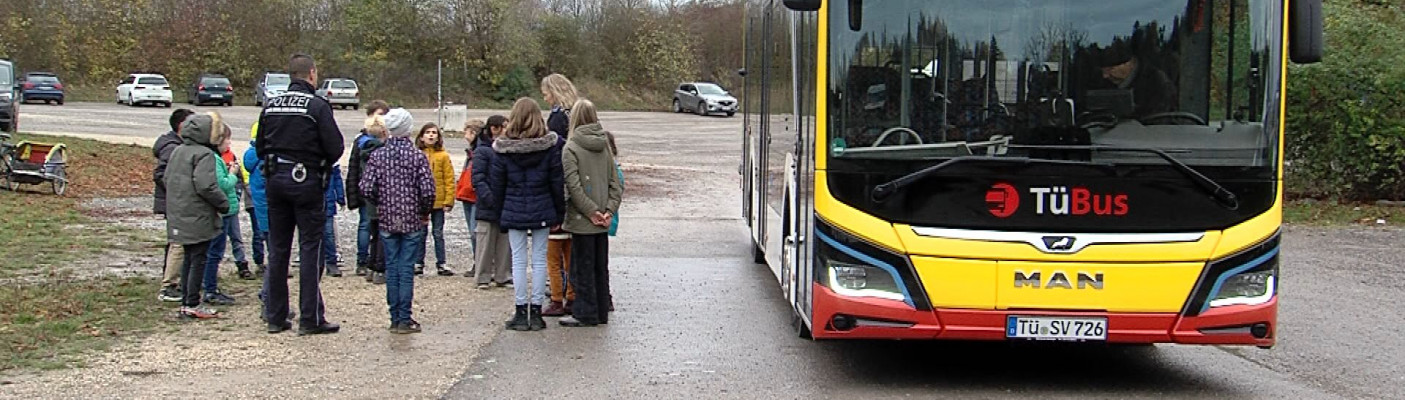 F&uuml;nftkl&auml;ssler bei der Aktion "Sicher zur Schule mit Bus und Bahn" mit T&uuml;Bus | Bildquelle: RTF.1