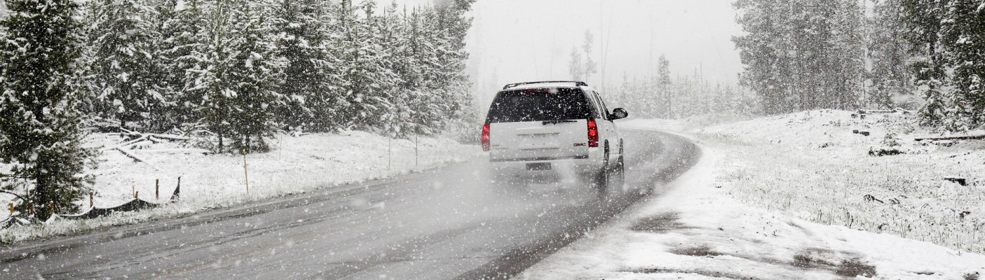 Auto auf schneebedeckter Straße | Bildquelle: pixabay