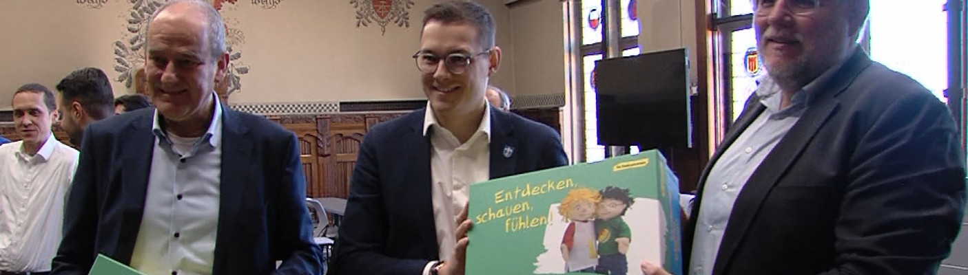 Landkreis verteilt Kindergartenboxen | Bildquelle: RTF.1