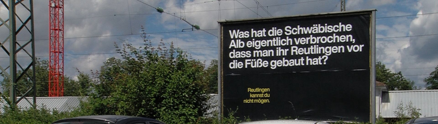 Schm&auml;hplakat in Bahnhofsn&auml;he | Bildquelle: RTF.1