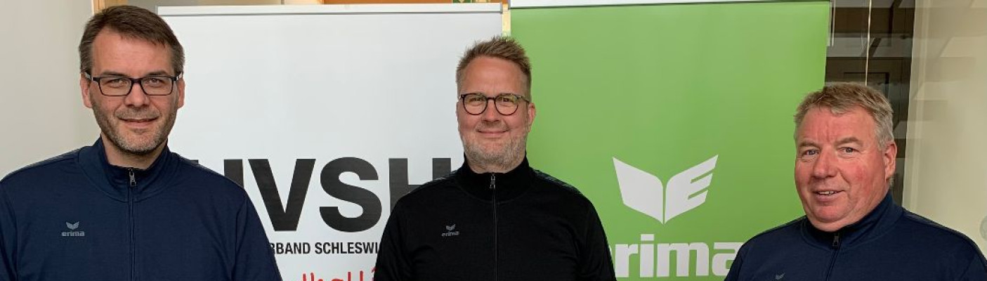  Sascha Zollinger, HVSH Gesch&auml;ftsf&uuml;hrer (links), Frank P&ouml;hlmann, Verkaufsleiter Nord bei ERIMA (mittig), Dierk Petersen, HVSH Pr&auml;sident (rechts)  | Bildquelle: ERIMA GmbH
