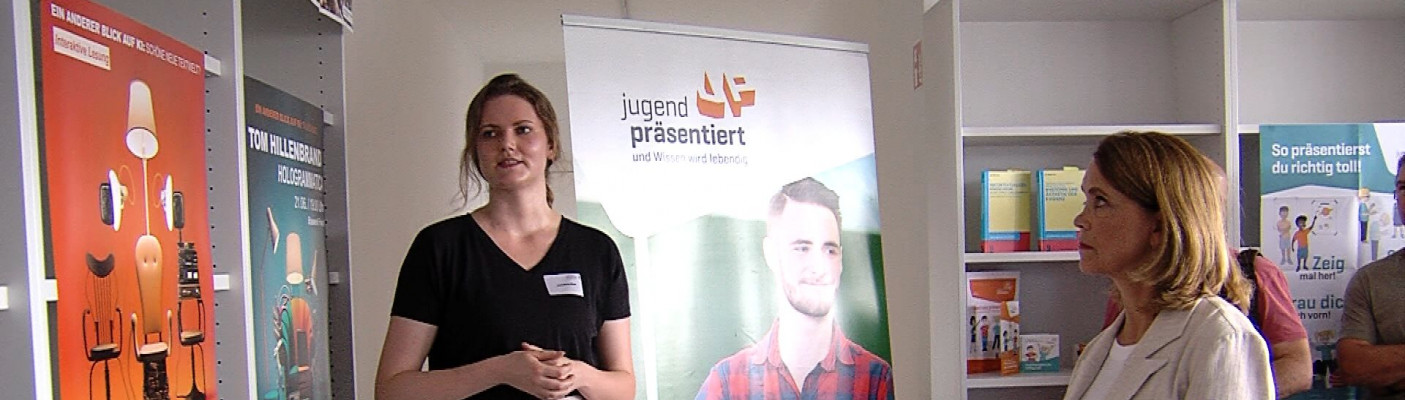 Ministerin Olschowski lässt sich Öffentlichkeitsformate der Uni Tübingen erklären | Bildquelle: RTF.1