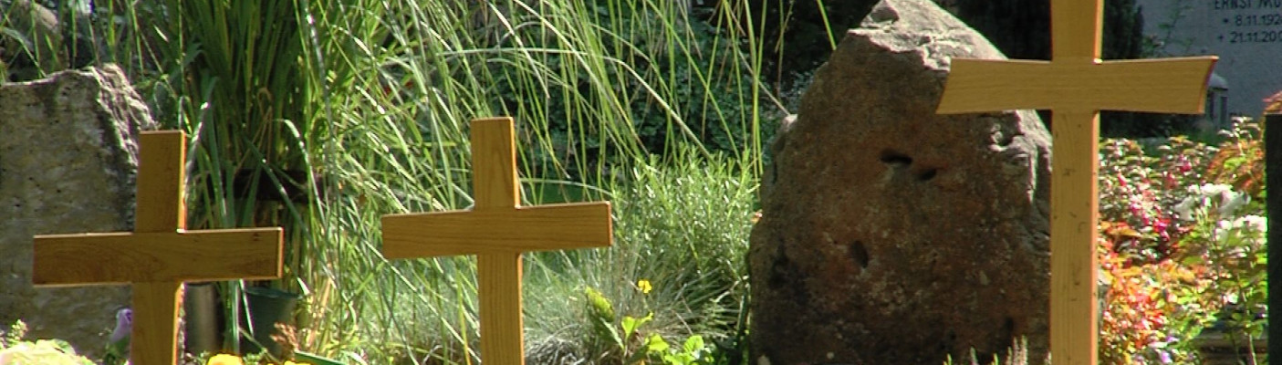 Kreuze auf Friedhof | Bildquelle: RTF.1