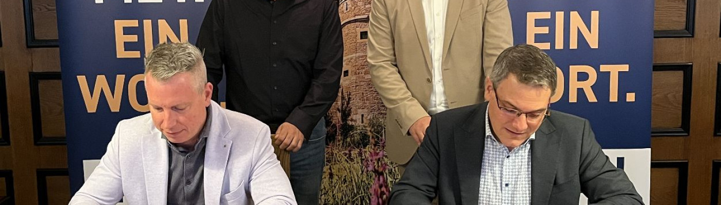 Dirk Abel und Achim Mey unterzeichnen Sponsorvertrag | Bildquelle: Stadt Balingen