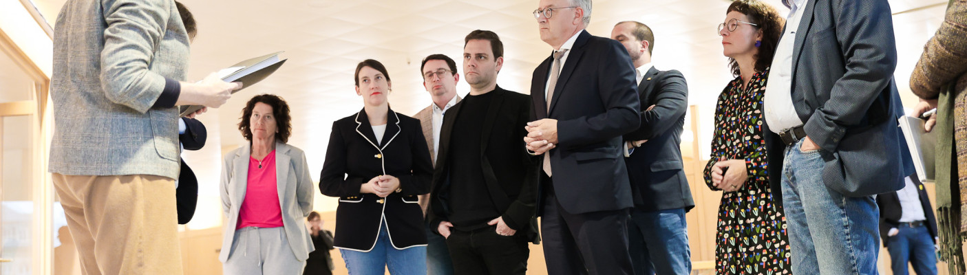 &Uuml;bergabe von Unterschriften gegen die geplante Schlie&szlig;ung von Notfallpraxen | Bildquelle: SPD-Landtagsfraktion