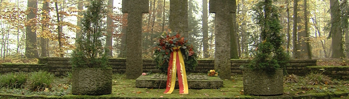 Kranz vor Ehrenmal, Friedhof T&uuml;bingen | Bildquelle: RTF.1