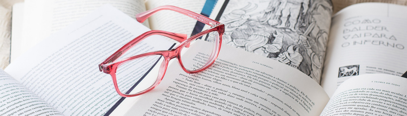 B&uuml;cher mit Brille | Bildquelle: Pixabay
