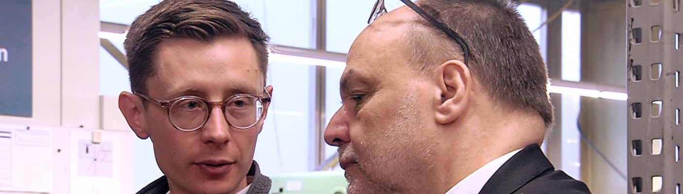 KI-Checker Prof. Günter Bitsch (rechts) bei der Arbeit | Bildquelle: RTF.1