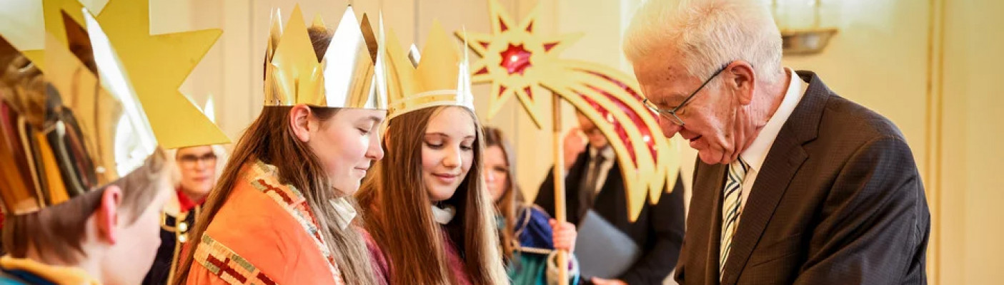 Winfried Kretschmann mit Sternsingern | Bildquelle: Staatsministerium Baden-W&uuml;rttemberg
