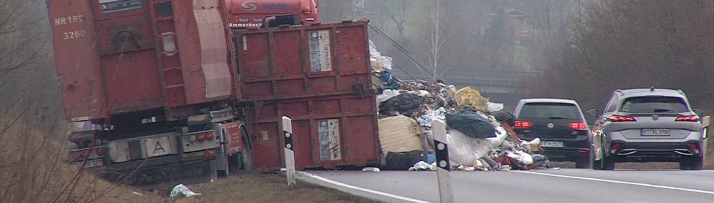 Müllwagen umgekippt | Bildquelle: RTF.1 Müllwagen umgekippt | Bildquelle: RTF.1