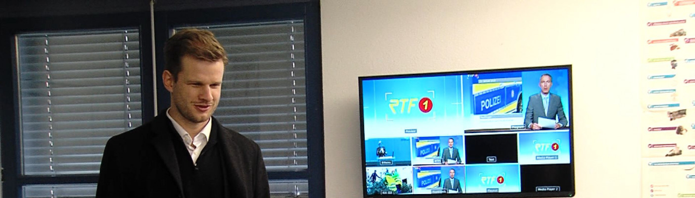 Robin Mesarosch (stehend) in der RTF.1-Redaktion | Bildquelle: RTF.1