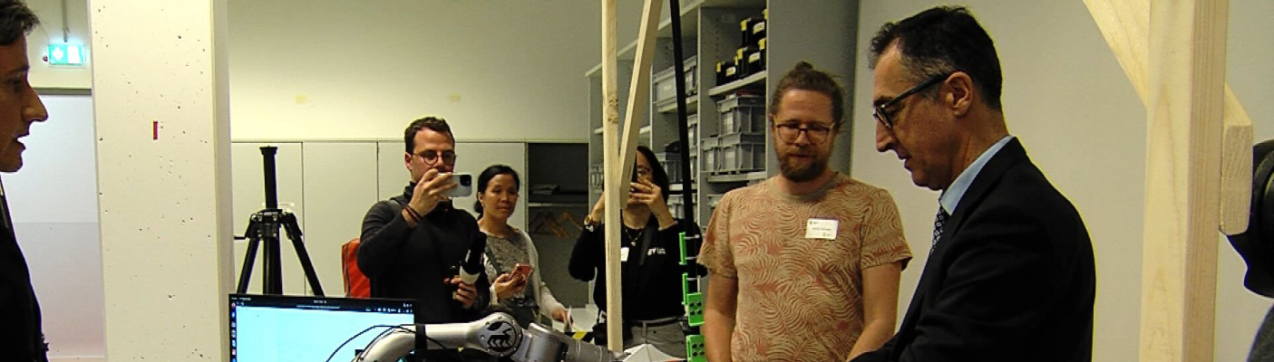 Cem Özdemir besucht AI Center in Tübingen | Bildquelle: RTF.1