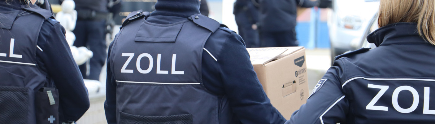 Symbolbild: Zöllnerinnen und Zöllner bei einer Durchsuchungsmaßnahme | Bildquelle: Hauptzollamt Stuttgart