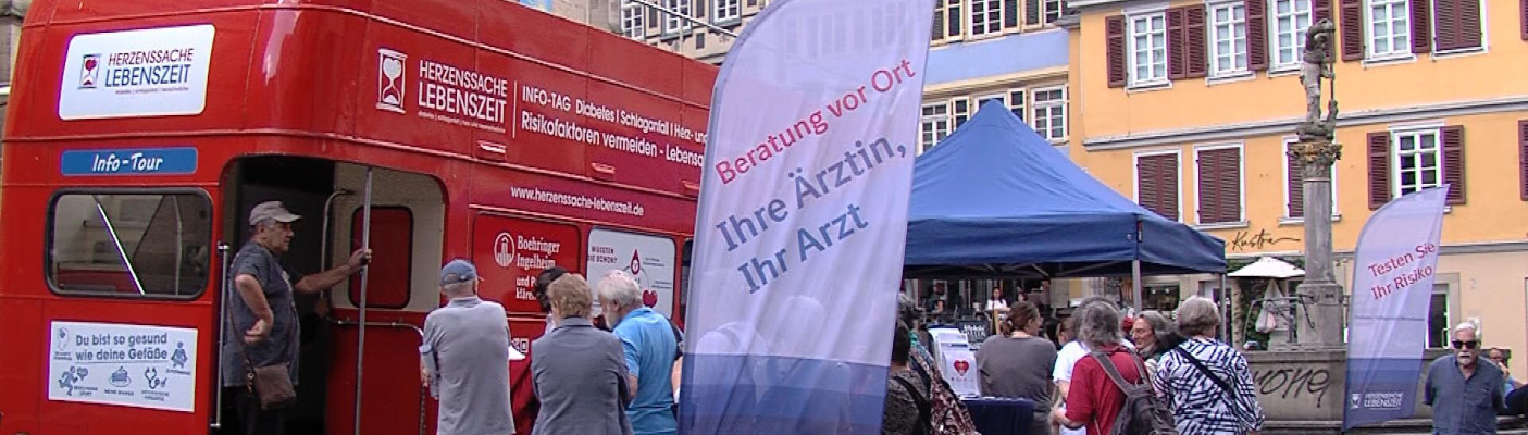 Knallroter Aufklärungsbus | Bildquelle: RTF.1