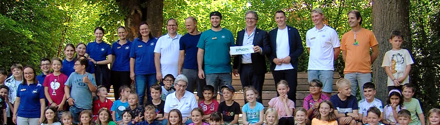 Gruppenfoto Manne Lucha mit Kindern und Betreuern | Bildquelle: RTF.1