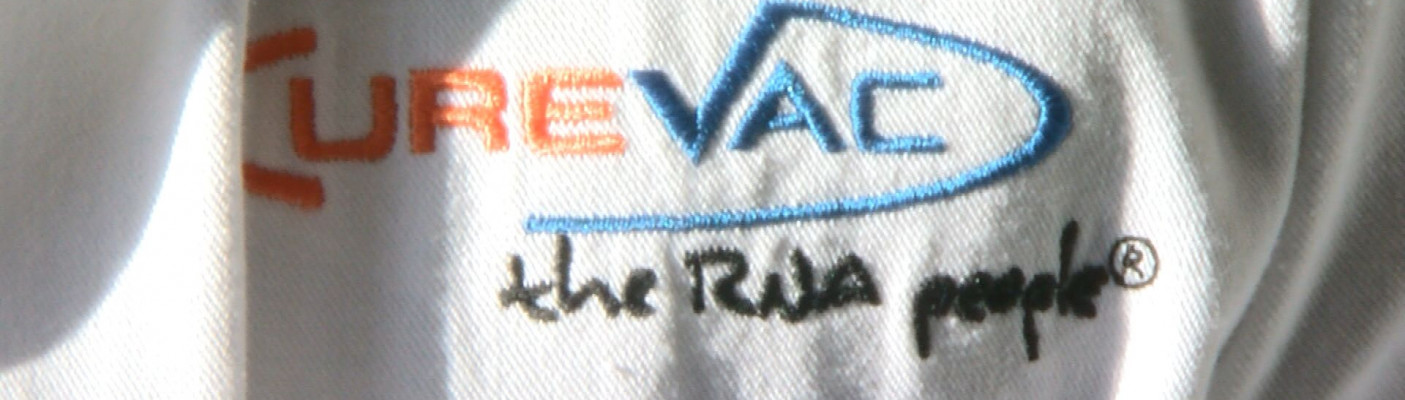 CureVac Logo auf Laborkittel | Bildquelle: RTF.1