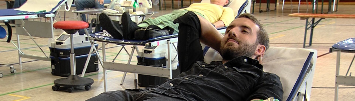 Mann beim Blutspenden | Bildquelle: RTF.1