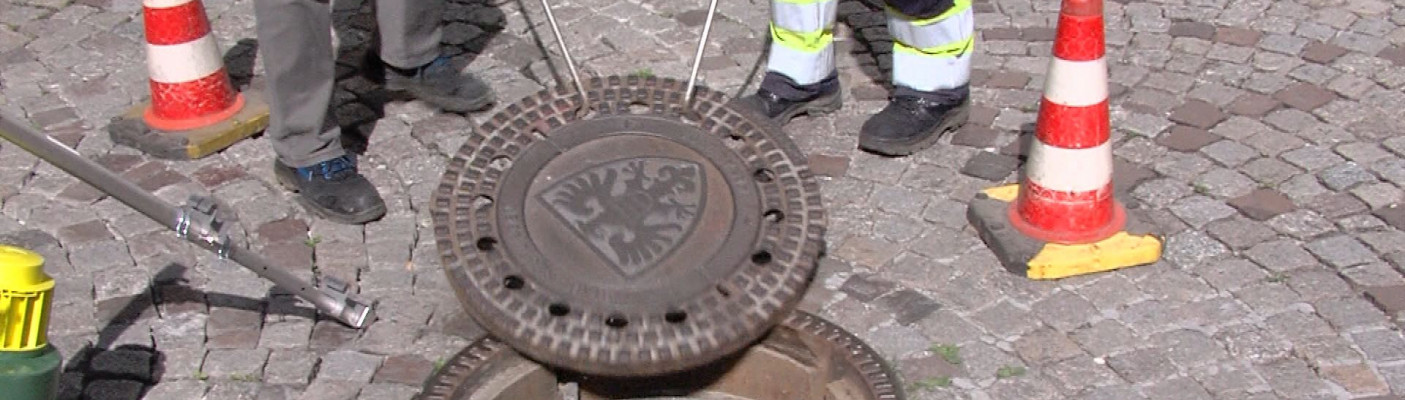Kanaldeckel wird angehoben | Bildquelle: RTF.1