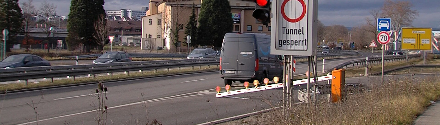Der Fahrer &uuml;bersah die Schranke bei der Abfahrt zum Scheibengipfeltunnel | Bildquelle: RTF.1