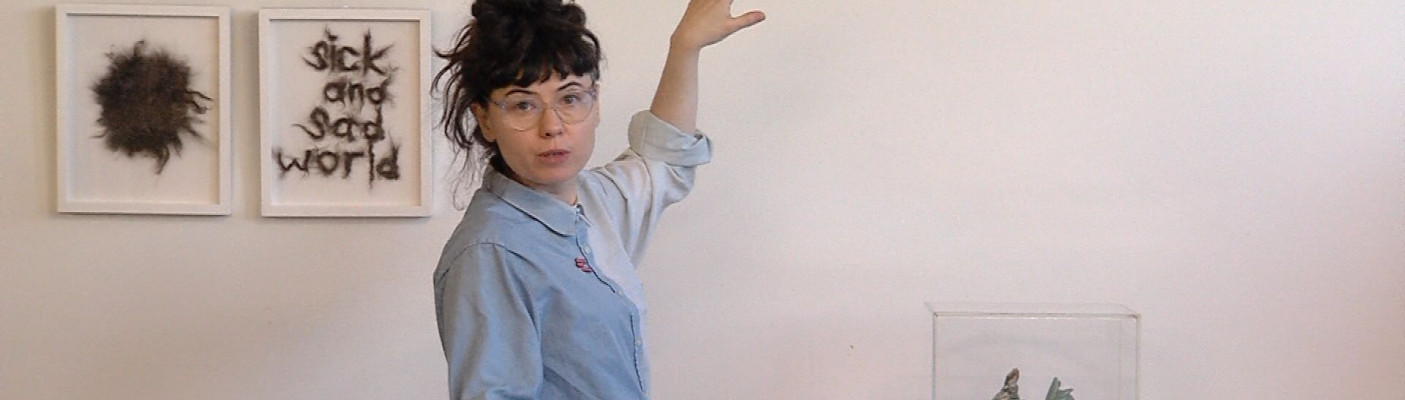 K&uuml;nstlerin G&ouml;kcen Dilek Acay erkl&auml;rt, was hinter ihren Kunstwerken steckt | Bildquelle: RTF.1