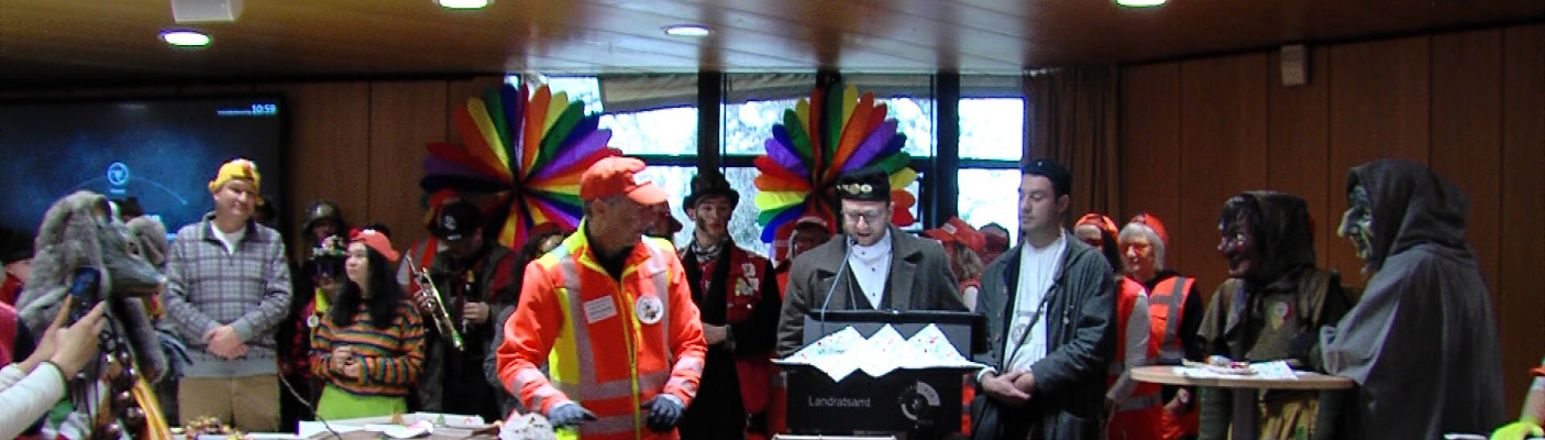 Narren st&uuml;rmen Landratsamt des Zollernalbkreises | Bildquelle: RTF.1