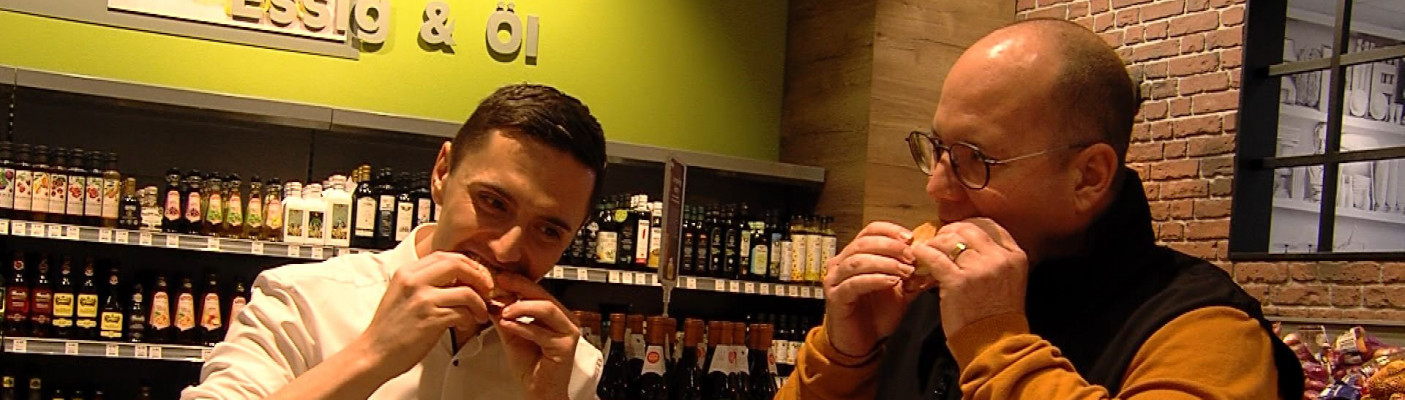 Max Menton (links) probiert den Leberk&auml;s-Berliner | Bildquelle: RTF.1