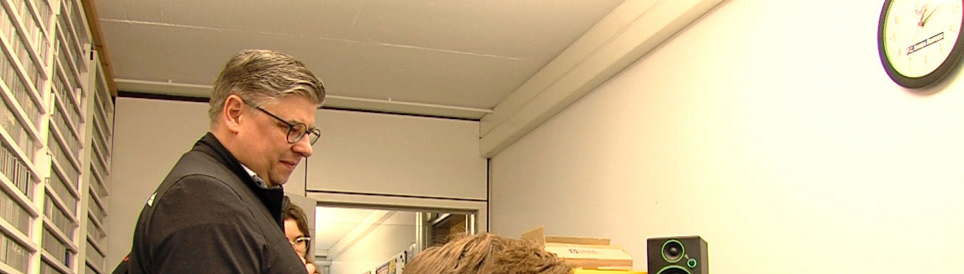 Daniel Lede Abal (stehend) im RTF.1-Schnitt | Bildquelle: RTF.1