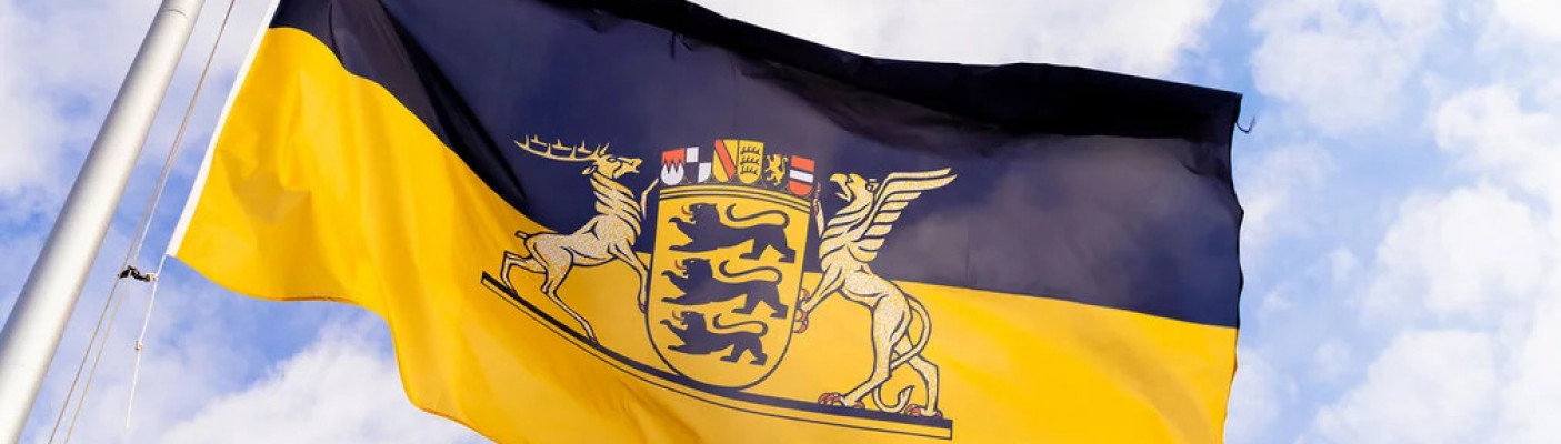 Flagge mit Wappen | Bildquelle: Staatsministerium Baden-W&uuml;rttemberg