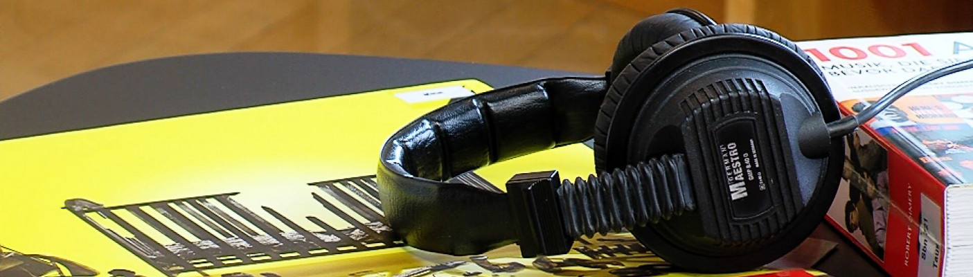 Album und Kopfh&ouml;rer in der neuen Musik-Lounge | Bildquelle: RTF.1