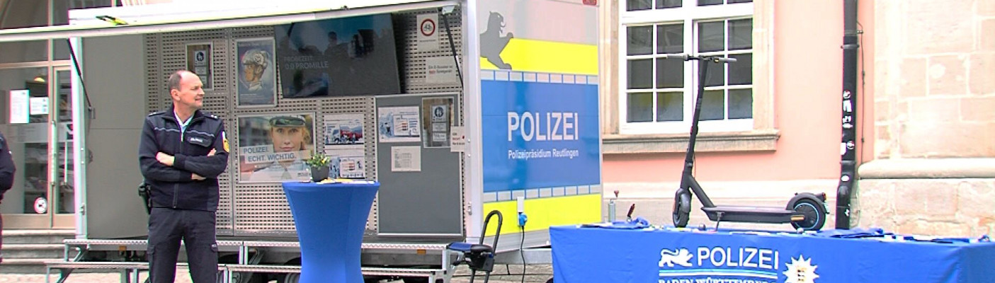 Polizist und E-Scooter in Rottenburg | Bildquelle: RTF.1