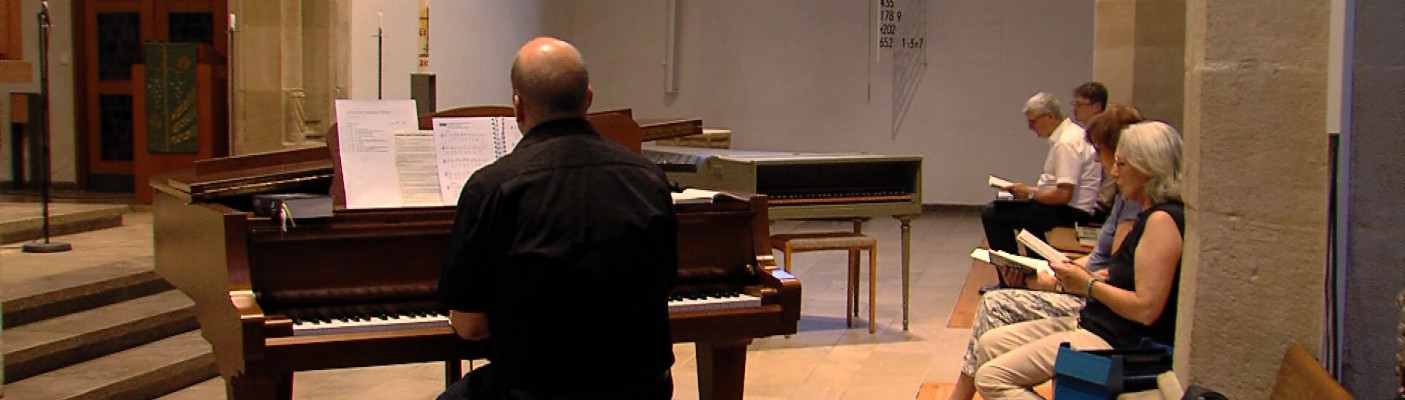 Klavierspieler in der Martinskirche Metzingen | Bildquelle: RTF.1