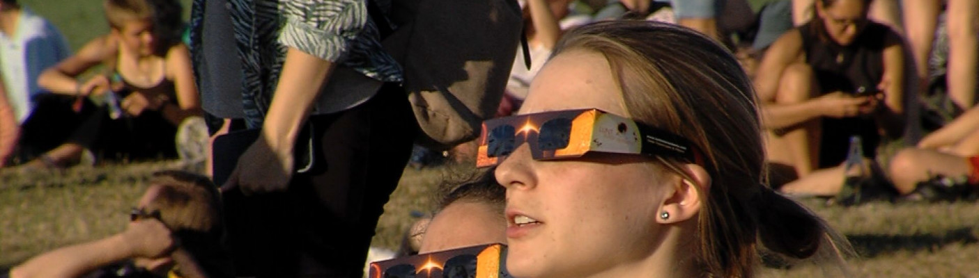 Sch&uuml;tzt die Augen vor der Sonne: die Sofi-Brille | Bildquelle: RTF.1
